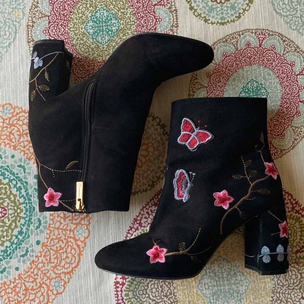 Nanette Lepore Lilly Faux Suede Booties w/Embroidered Flowers & Butterflies 8.5 - Picture 3 of 12